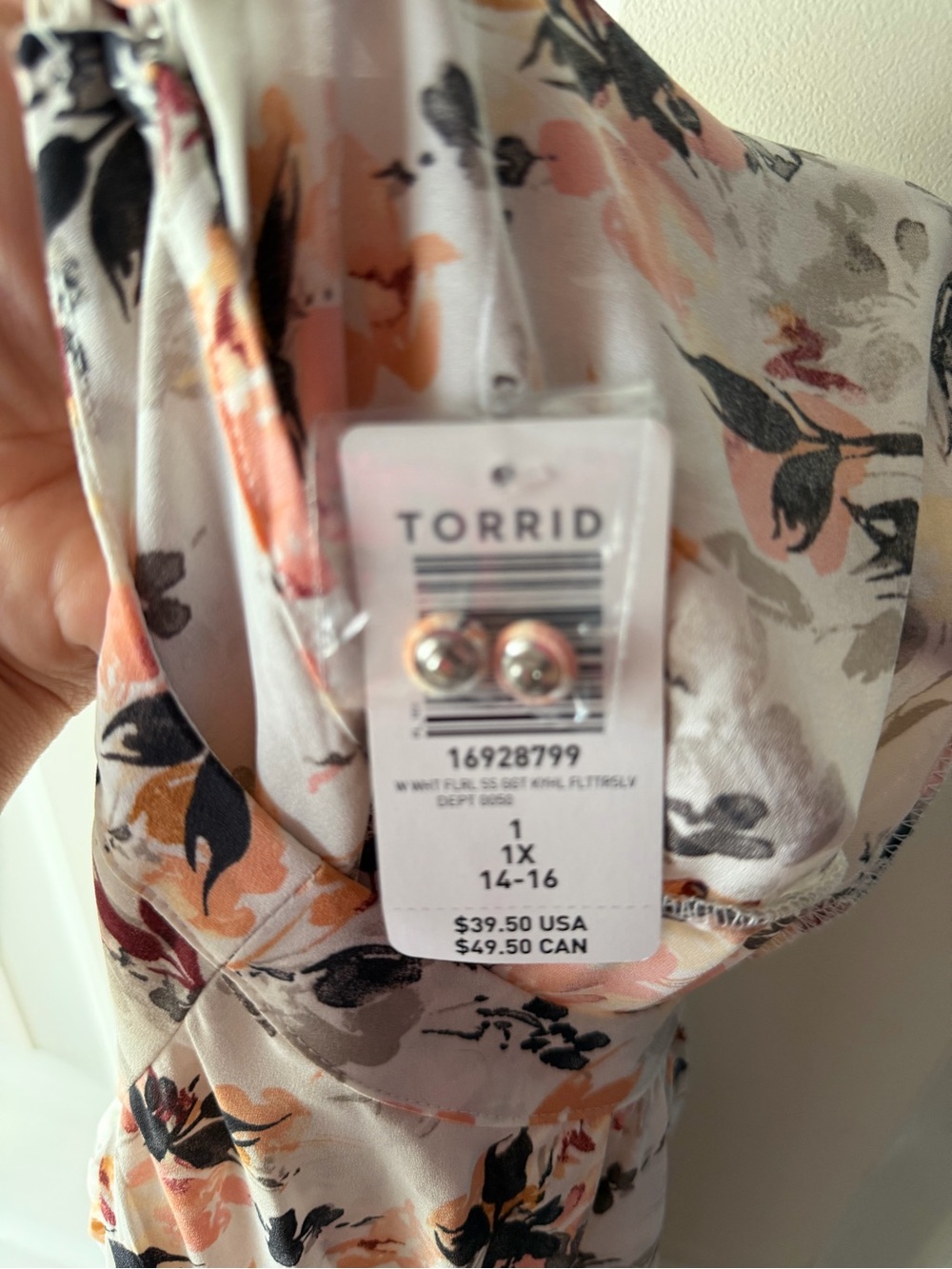 torrid White Floral Flutter Sleeve Keyhole Blouse - Picture 4 of 4